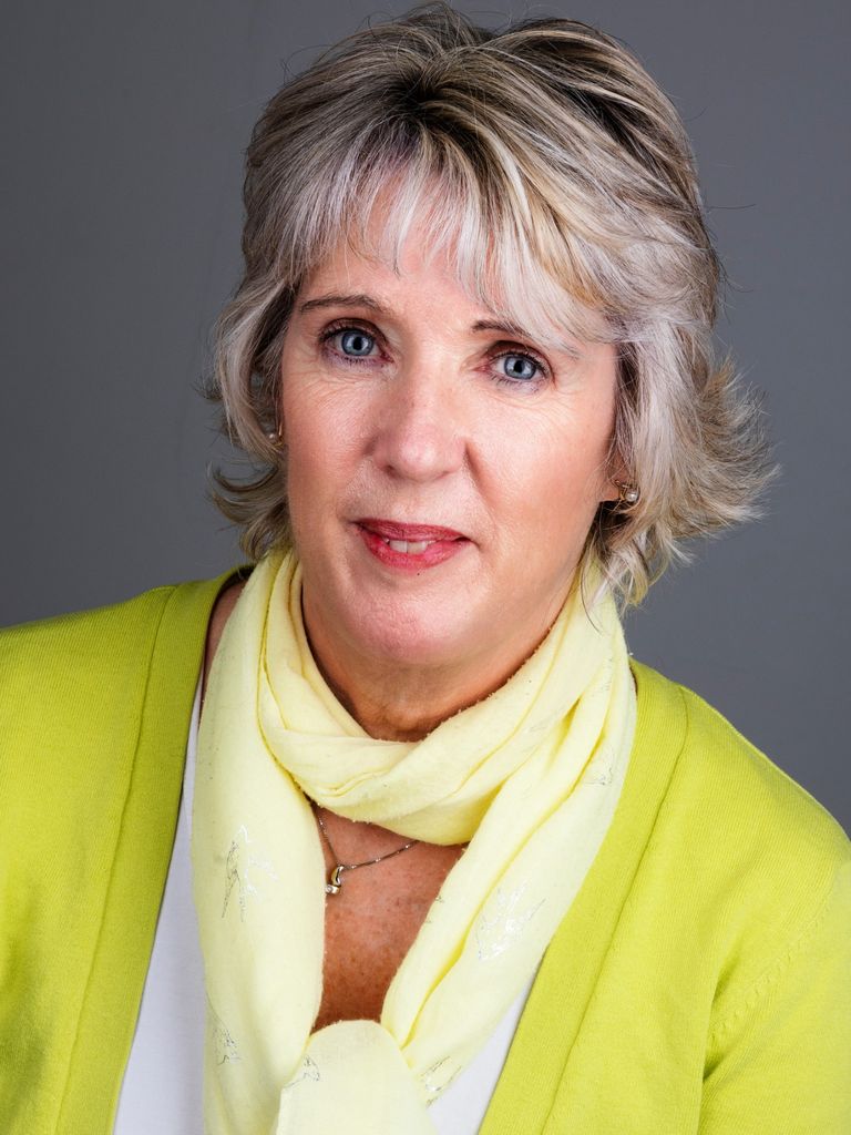 Portrait of author Rosy Gee